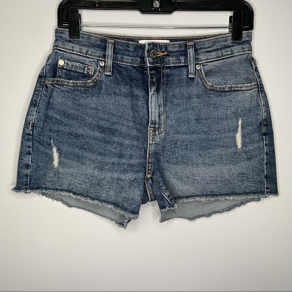 Women’s Denizen by Levi’s medium wash high waist Jean shorts size 26